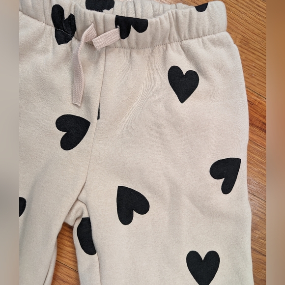 Kids cream and black heart joggers - Picture 2 of 3